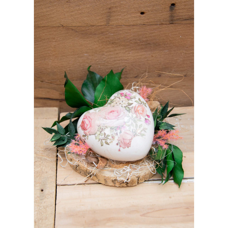 Rosen-Herz auf Baumscheibe