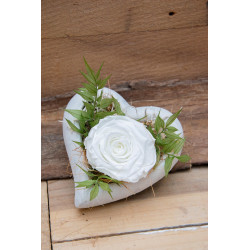 Betonherz mit stabilisierter Rose