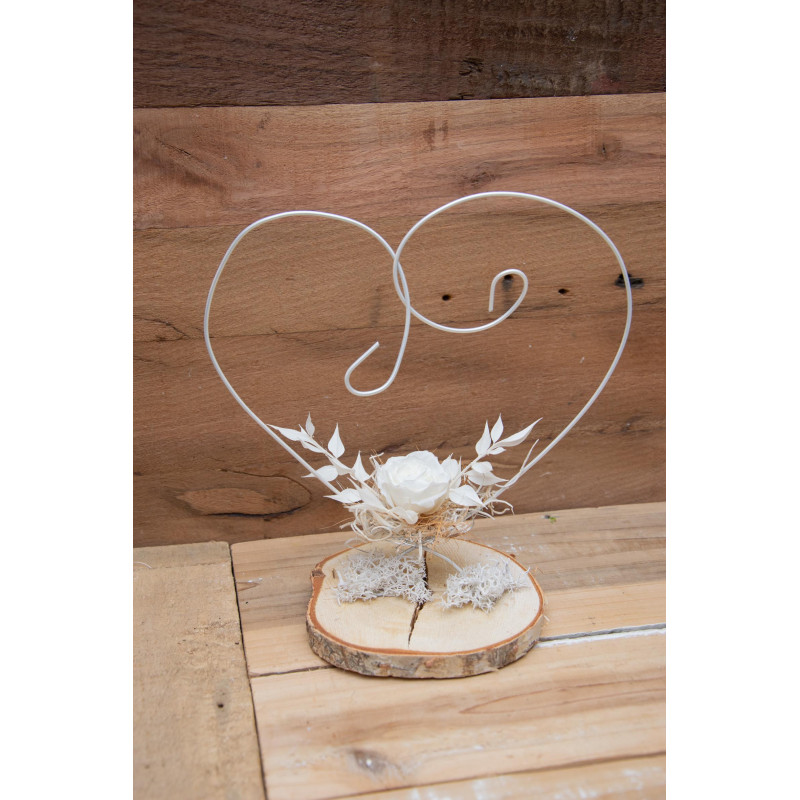 Baumscheibe mit Drahtherz und haltbarer Rose