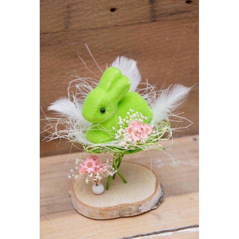 Grüner Hase im Draht-Nest