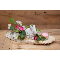 Hase auf Baumscheibe Seidenblumen