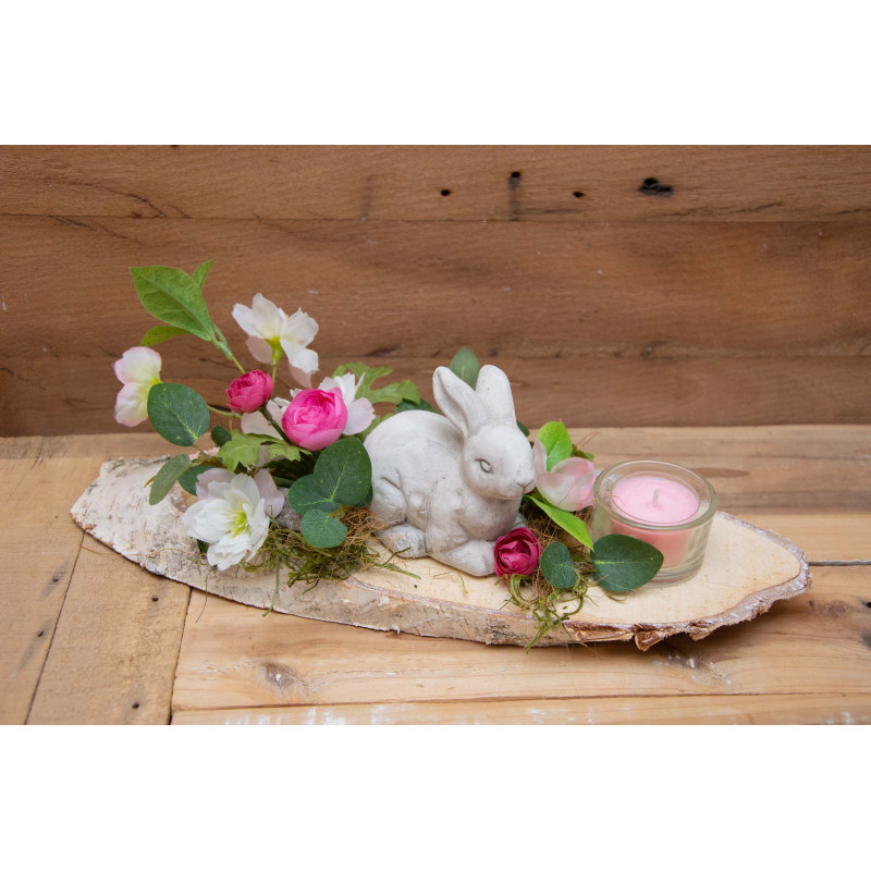 Hase auf Baumscheibe Seidenblumen