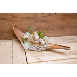 Hase im Nest auf Palmblatt