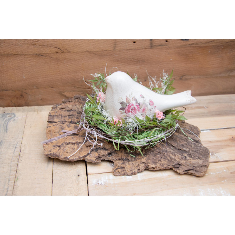 Vogel im Nest auf Schwemmholz