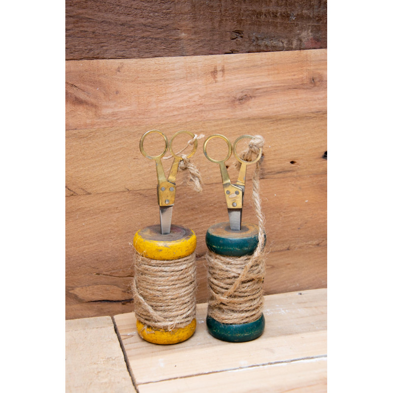 Kordelspule mit Schere