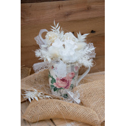 Tasse mit stabilisierten Rosen