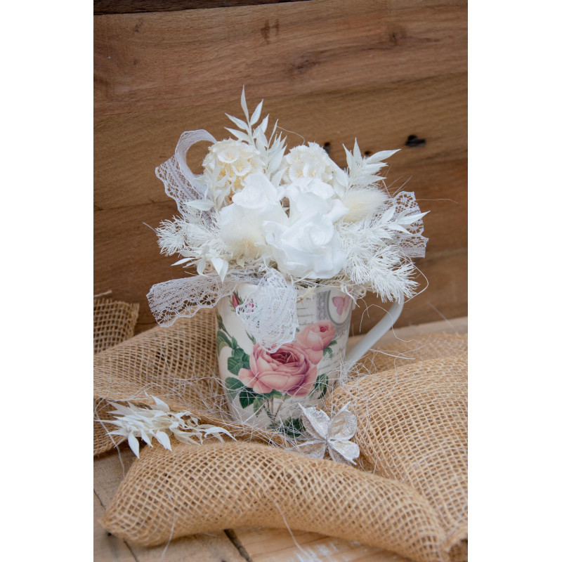 Tasse mit stabilisierten Rosen