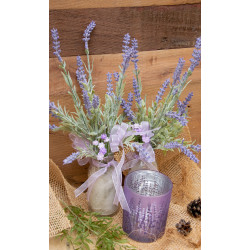 Lavendel in Vase mit Teelicht