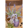 Lavendel in Vase mit Teelicht