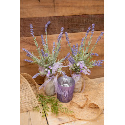Lavendel in Vase mit Teelicht