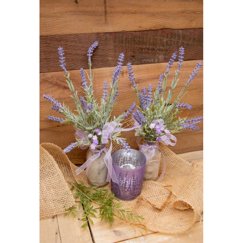 Lavendel in Vase mit Teelicht