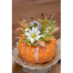 Kürbis auf Metallschale mit Standfuss