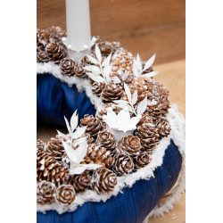 Adventskranz in Blau – winterlicher Charme mit Zapfen