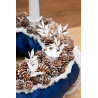 Adventskranz in Blau – winterlicher Charme mit Zapfen