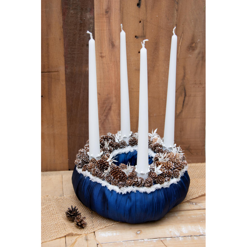 Adventskranz in Blau – winterlicher Charme mit Zapfen