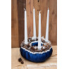 Adventskranz in Blau – winterlicher Charme mit Zapfen