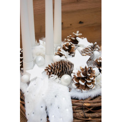 Adventskranz mit beschneiten Zapfen – winterliche Eleganz