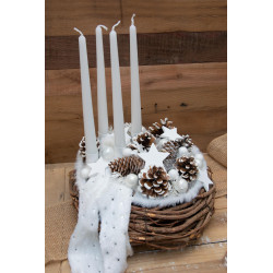 Adventskranz mit beschneiten Zapfen – winterliche Eleganz