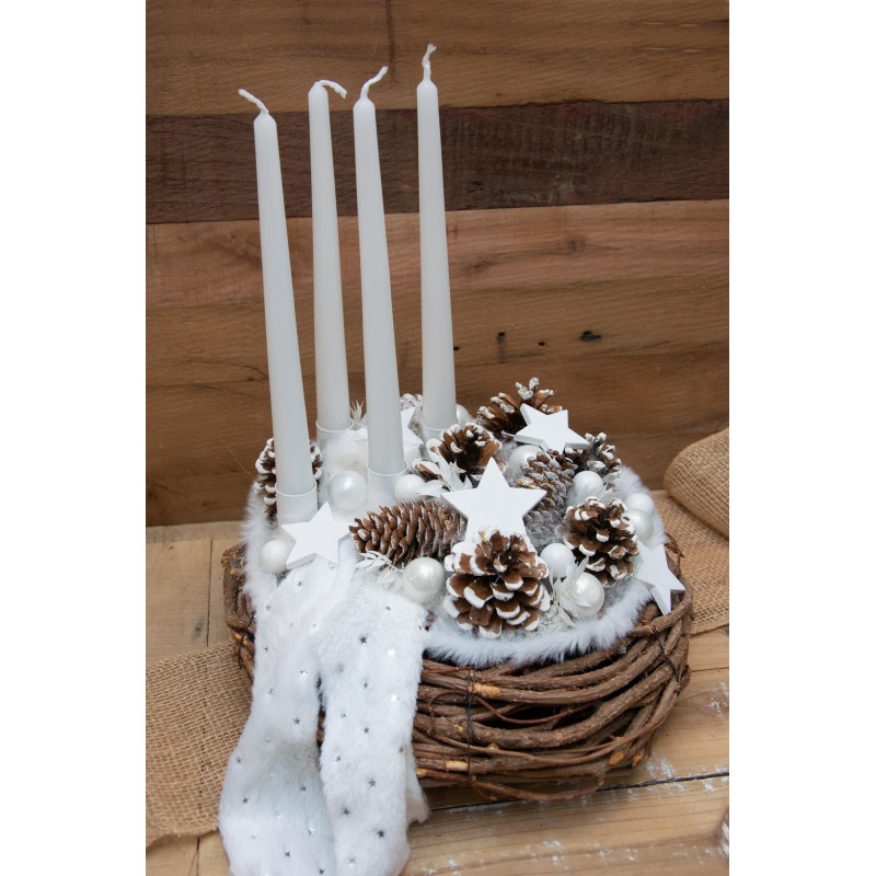 Adventskranz mit beschneiten Zapfen – winterliche Eleganz