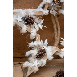 Türdeko mit Holzstern und winterlichen Naturmaterialien