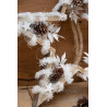 Türdeko mit Holzstern und winterlichen Naturmaterialien