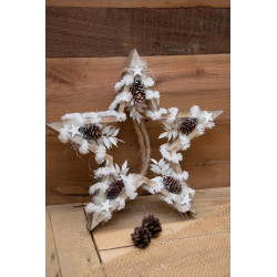 Türdeko mit Holzstern und winterlichen Naturmaterialien