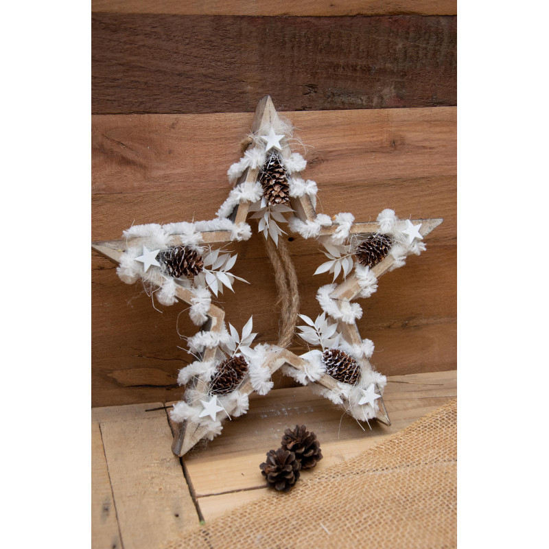 Türdeko mit Holzstern und winterlichen Naturmaterialien
