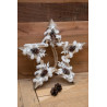 Türdeko mit Holzstern und winterlichen Naturmaterialien